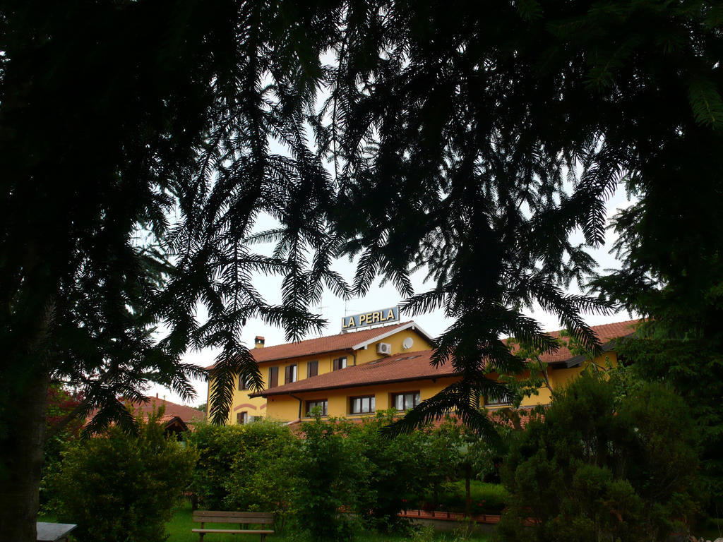 Hotel Ristorante La Perla Varallo Pombia Esterno foto