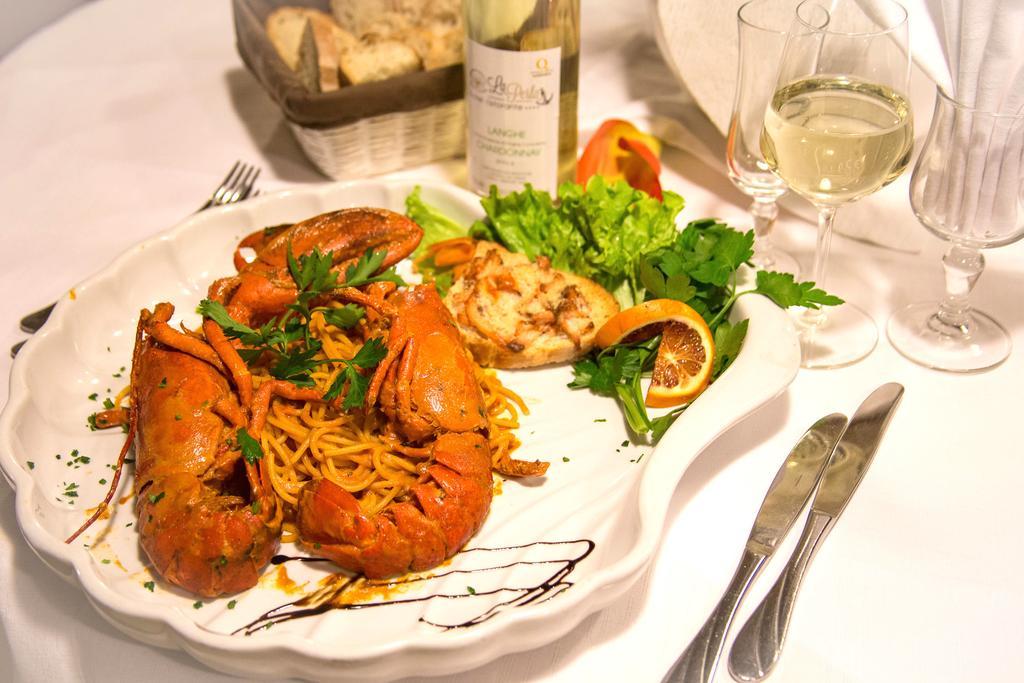 Hotel Ristorante La Perla Varallo Pombia Esterno foto