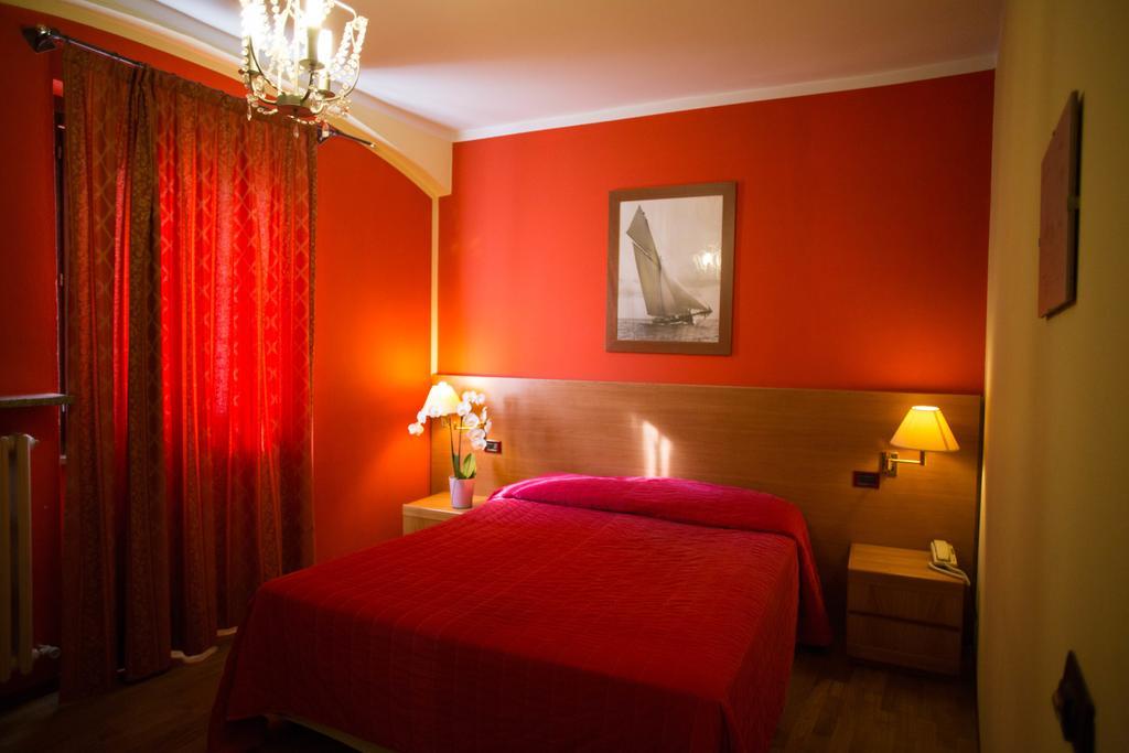 Hotel Ristorante La Perla Varallo Pombia Esterno foto