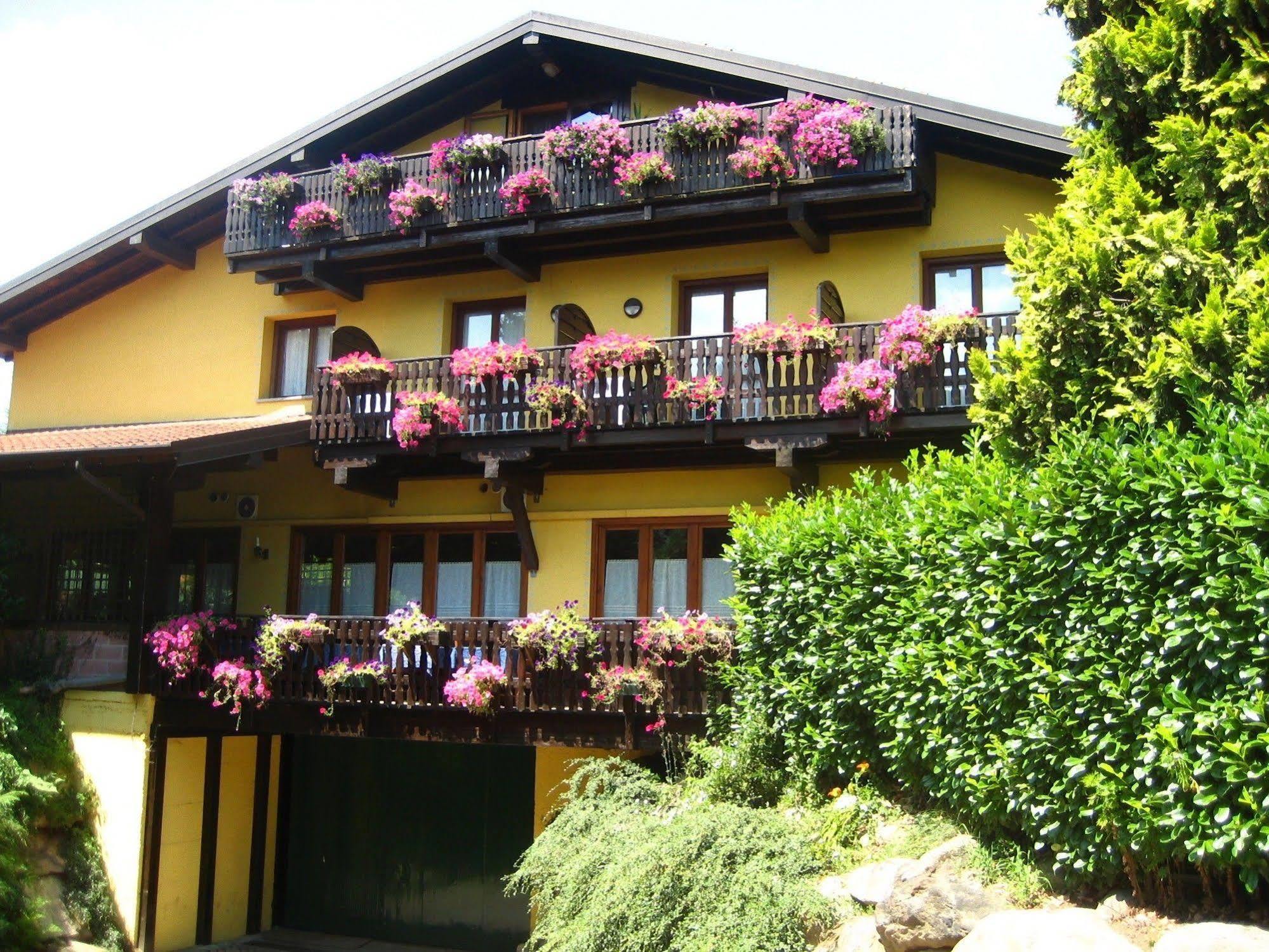 Hotel Ristorante La Perla Varallo Pombia Esterno foto