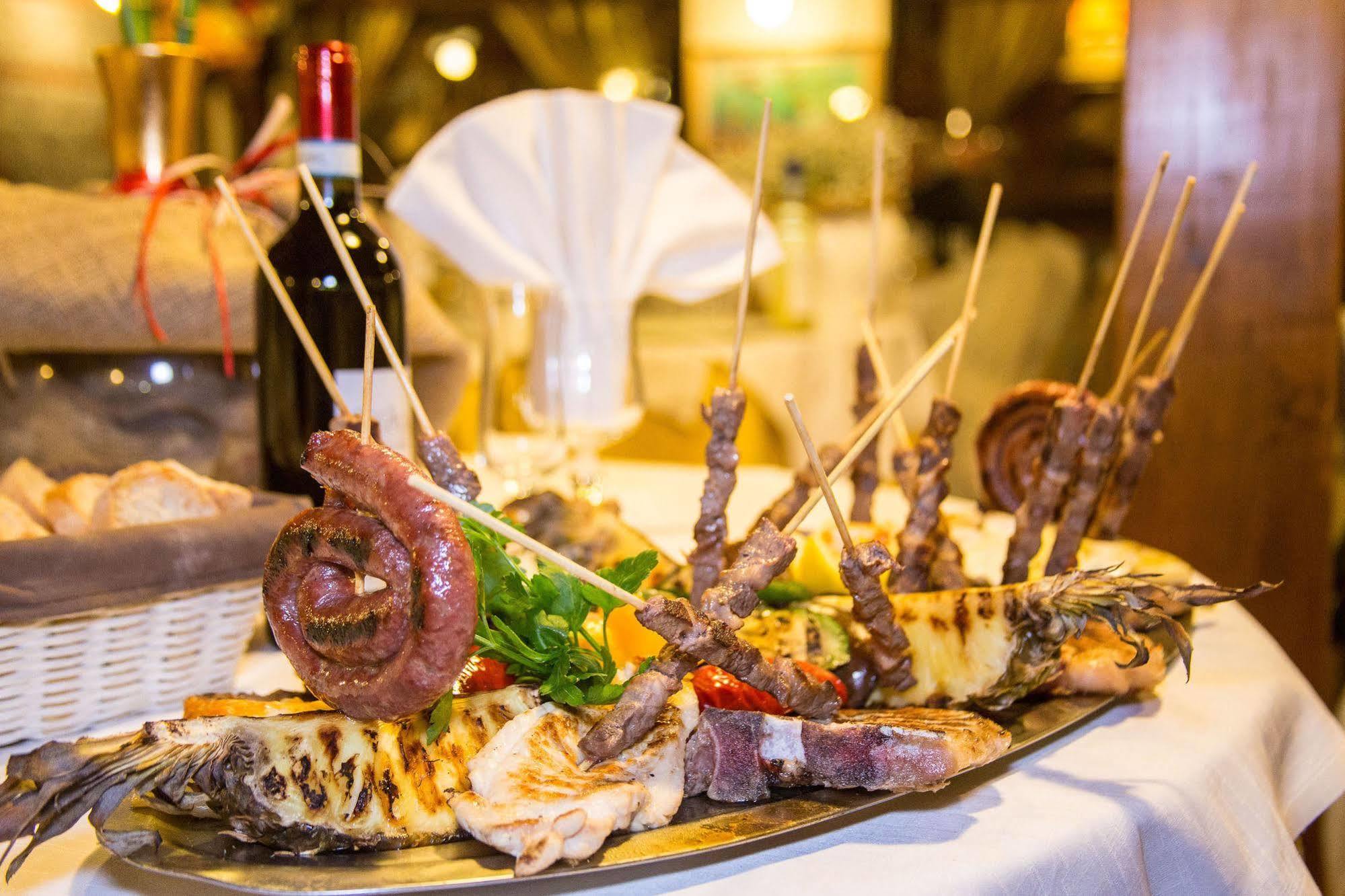 Hotel Ristorante La Perla Varallo Pombia Esterno foto