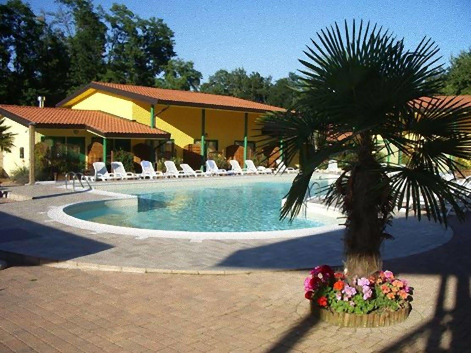 Hotel Ristorante La Perla Varallo Pombia Esterno foto