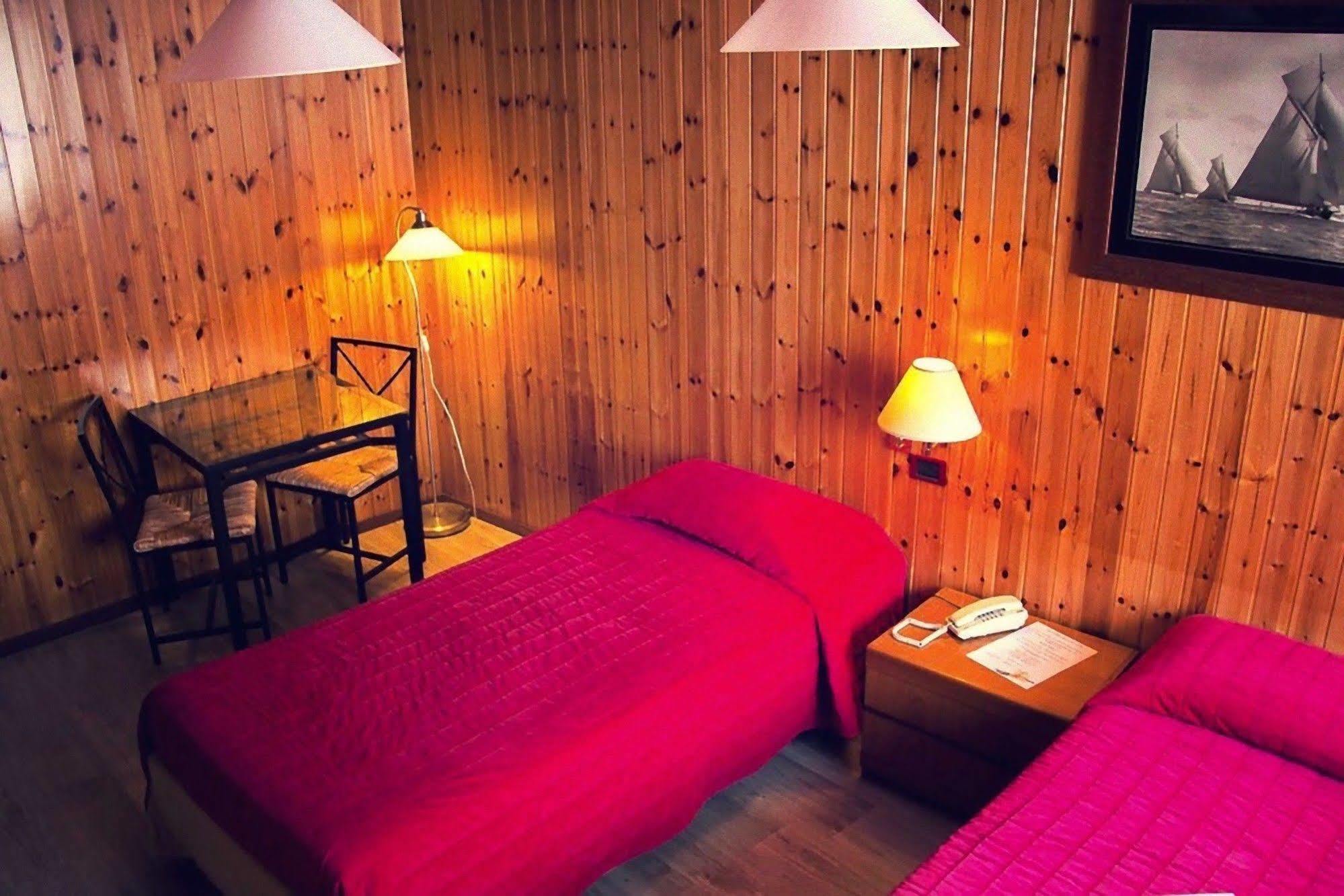 Hotel Ristorante La Perla Varallo Pombia Esterno foto