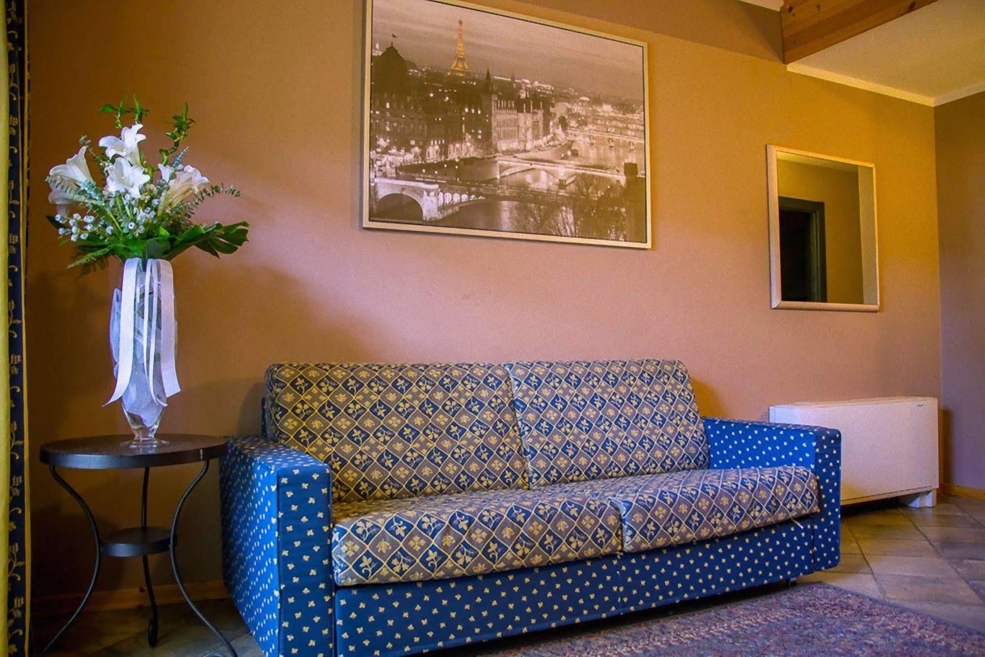 Hotel Ristorante La Perla Varallo Pombia Esterno foto