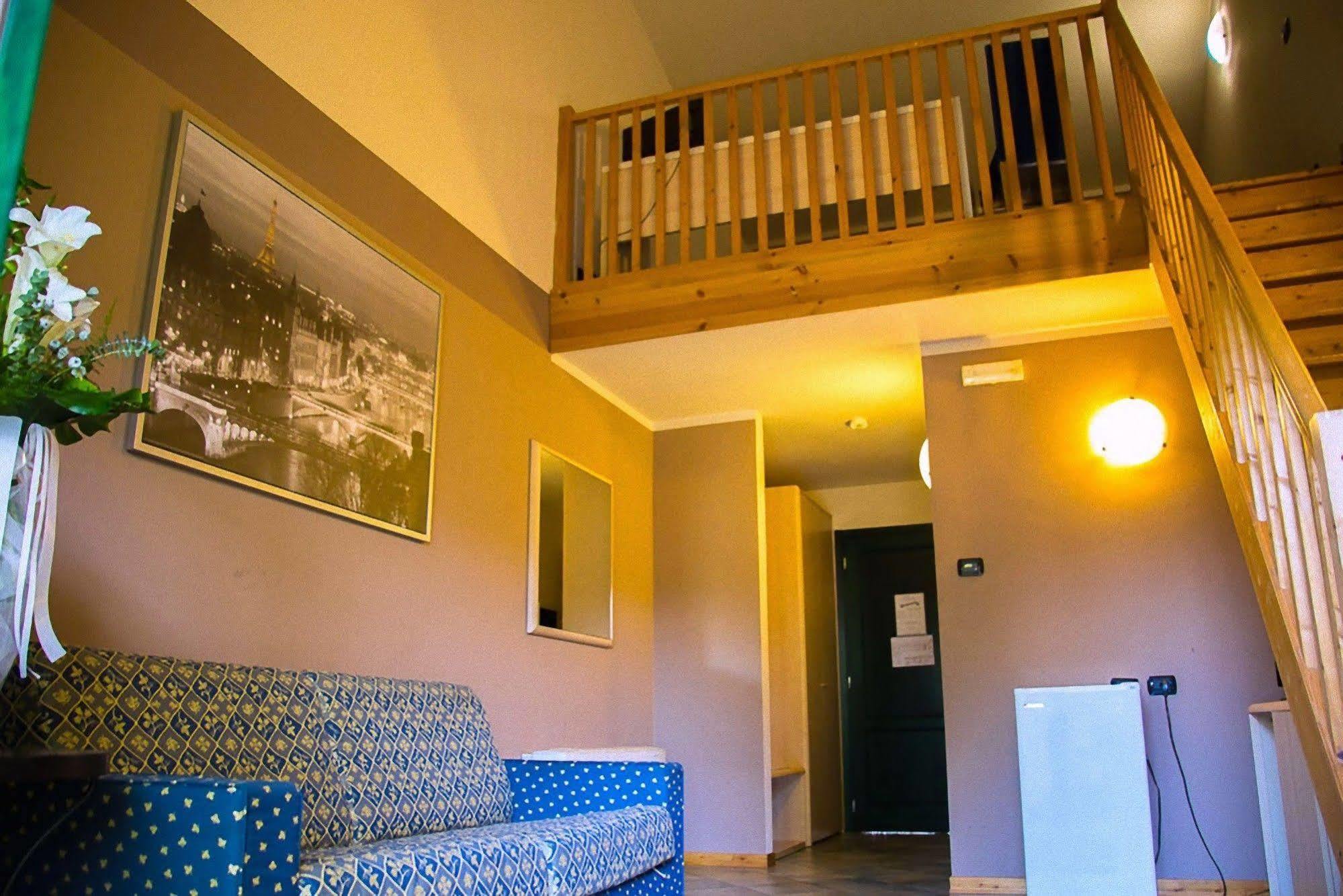 Hotel Ristorante La Perla Varallo Pombia Esterno foto