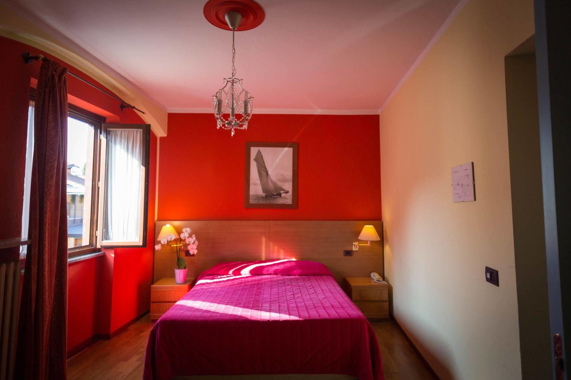 Hotel Ristorante La Perla Varallo Pombia Esterno foto