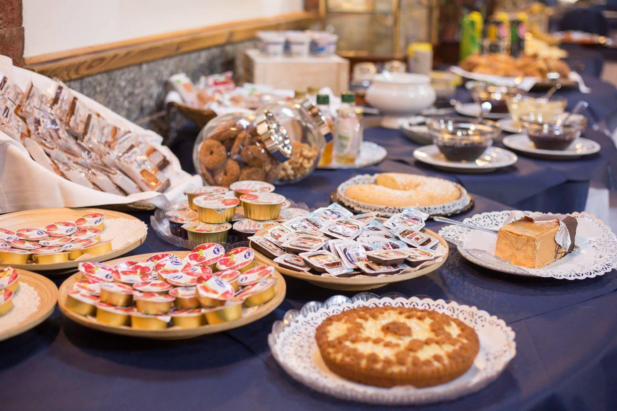 Hotel Ristorante La Perla Varallo Pombia Esterno foto