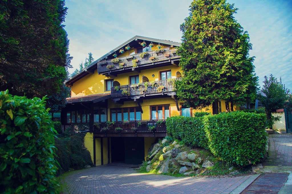 Hotel Ristorante La Perla Varallo Pombia Esterno foto